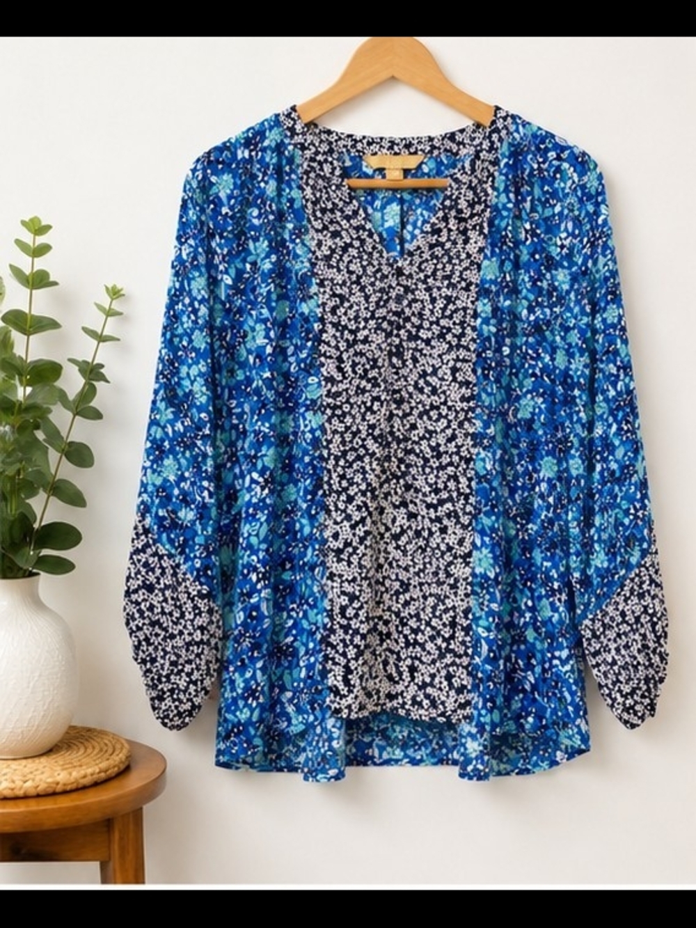 Hope & Harlow Floral Mixed-Print Blue V-Neck Blouse